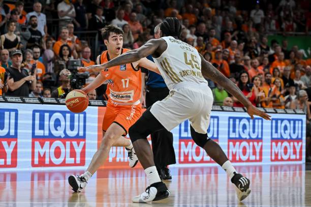 违地展现出 违地展现出